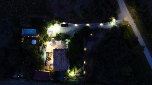 GuardialfieraLa casetta di Eve Casa Vacanze的夜晚一所房子的顶部景色,灯光照亮