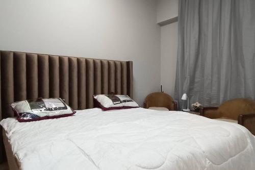 迪拜Ocean view studio Dubai Marina JBR 2 min to the beach的卧室配有一张带两个枕头的大白色床