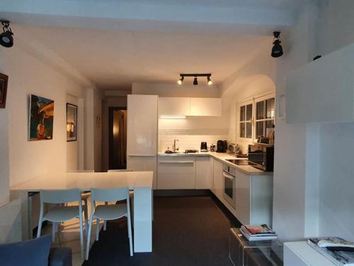 索尔特奥瑟戈尔LAC HOSSEGOR JARDIN T3的白色的厨房配有桌椅