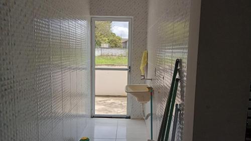 巴纳内拉斯Casa espaçosa excelente para família com crianças的一间带卫生间、水槽和窗户的浴室