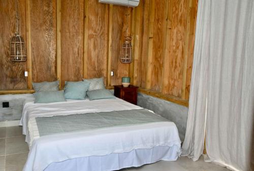 Case-PiloteLes Hauteurs de Citronnelles的一间卧室配有木墙床