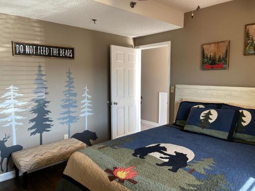 鸽子谷The River Cottage的一间卧室配有一张带蓝色棉被的床