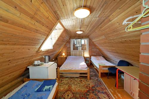 奈达Skruzdėlynas的小木屋内带两张床的房间
