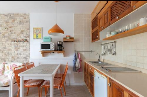 科蒂略Apartamento Nire Lula en la misma playa的厨房配有桌椅和水槽。