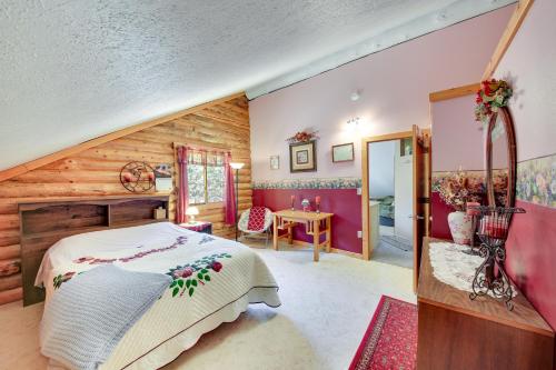 LibbyLibby Home with Mountain Views Gazebo and Fire Pit!的一间卧室设有一张床和木墙