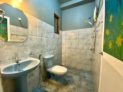 希克杜沃塔马拉汽车旅馆 的一间带卫生间和水槽的浴室