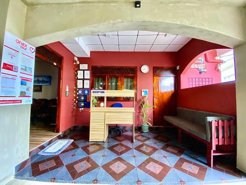 希克杜沃塔马拉汽车旅馆 的一间设有玩具屋的房间,配有桌子和长凳