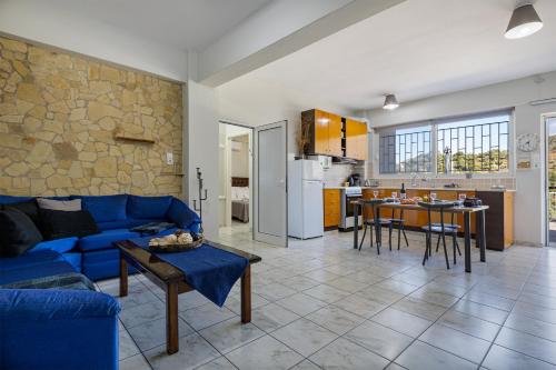 KarésKarel house的一间带蓝色沙发的客厅和一间厨房