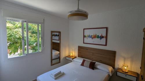 赫雷斯-德拉弗龙特拉Viva Piso Jerez的一间卧室设有一张床和两个窗户。