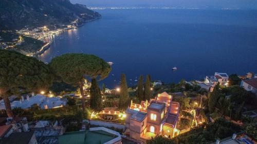 拉维罗Villa Barluzzi的夜晚可欣赏城市和大海的景色