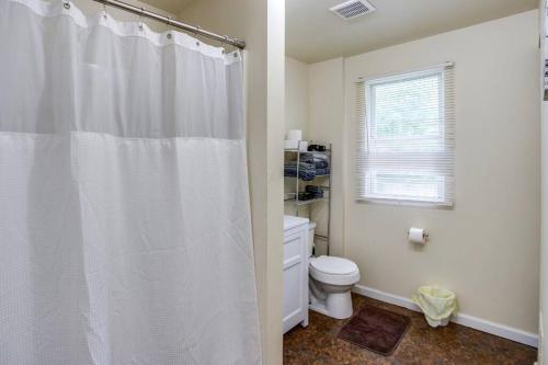 罗切斯特Marvelous Colonial Mins to UofR/Airpt的浴室配有白色的浴帘和卫生间