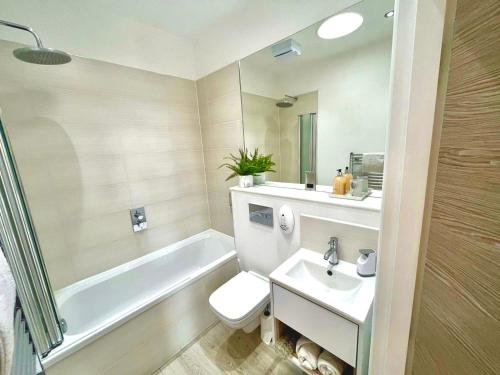 马盖特The Penthouse Margate, Balconies, Sea View, Gated Parking, Air Con!的浴室配有盥洗盆、卫生间和浴缸。