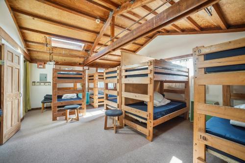 岬站Limantour Lodge的一间设有一张双层床的房间