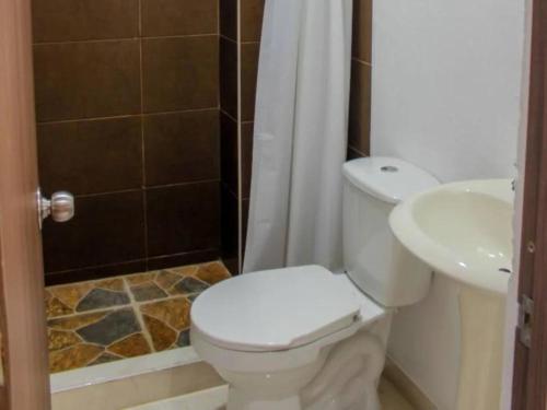 圣玛尔塔Hostal Los Arhuacos的一间带卫生间和水槽的浴室
