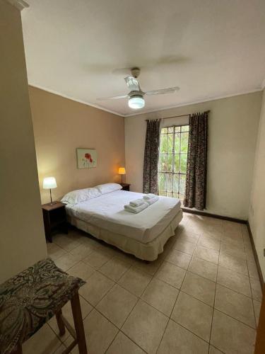 拉巴斯don isidro cabaña的一间卧室设有一张大床和一个窗户。