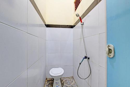 普兰巴南SPOT ON 93007 Guest House Lestari的一间带卫生间和淋浴的浴室