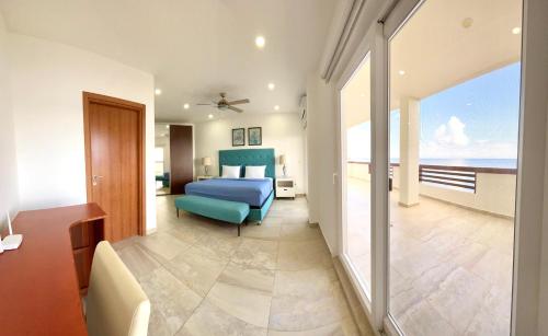 罗阿坦Villa de 3 habitaciones frente al mar Roatán的一间卧室设有蓝色的床和一个阳台