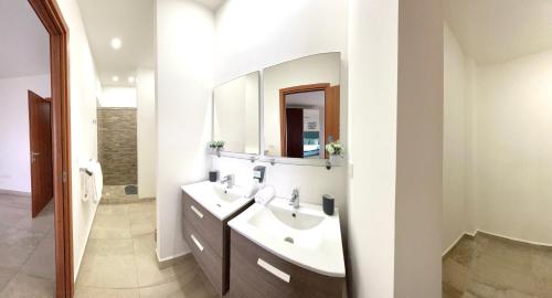 罗阿坦Condominio frente al mar Roatán的一间带水槽和镜子的浴室
