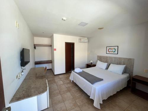 萨尔瓦多Pousada Maristella的酒店客房,配有床和电视