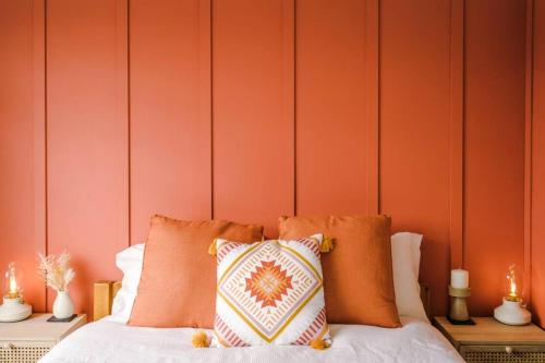 布莱克浦Elegant 2BD Family Retreat Blackpool Town的一张带橙色墙壁和枕头的床