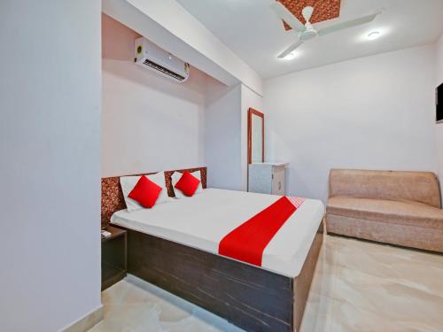 兰奇OYO Flagship Sona Residency的一间卧室配有一张床和一把椅子