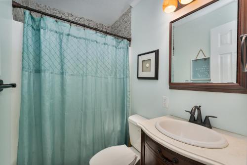罗丹特7039 - A Wave From It All by Resort Realty的一间带水槽和淋浴帘的浴室