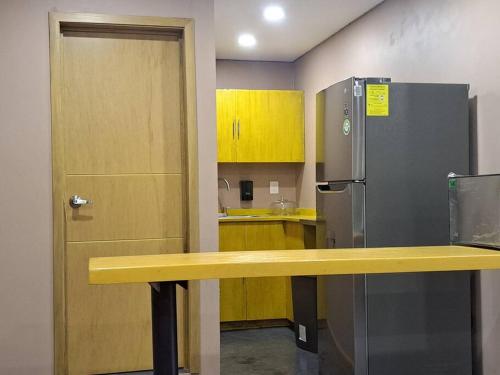 Fortín de las Floreslugar para descansar210的厨房配有黄色柜台和冰箱