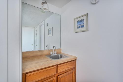 罗丹特7051 - Hatteras High 5A by Resort Realty的一间带水槽和镜子的浴室