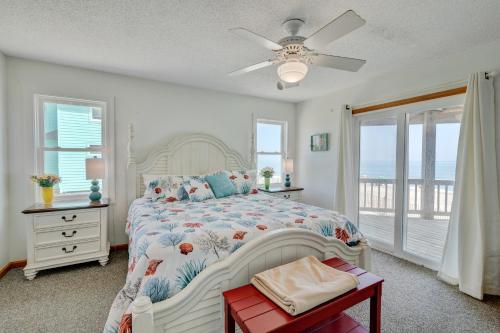 罗丹特7048 - Tide Song by Resort Realty的一间卧室配有一张床和吊扇