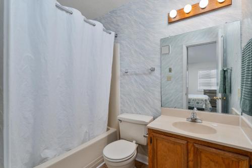 罗丹特7052 - Hatteras High 5B by Resort Realty的一间带卫生间、水槽和镜子的浴室