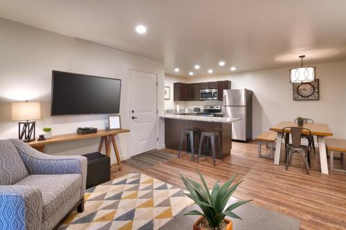 摩押2G New Moab RedCliff Condo, Pool & Hot Tub的带沙发的客厅和厨房