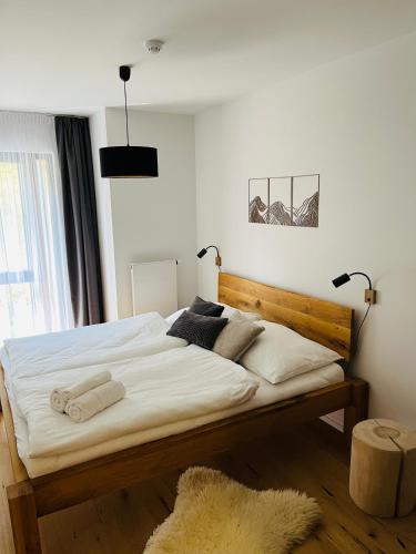 扬斯凯拉兹涅Stylový apartmán Ski&Bike, Janské Lázně的一间卧室配有一张大床和两条毛巾