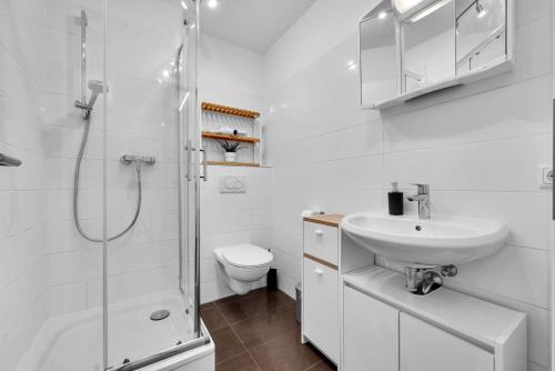 慕尼黑Wohnung im Herzen Münchens nähe Hauptbahnhof的白色的浴室设有水槽和淋浴。