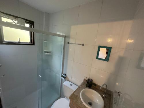 帕拉蒂Maresia Hostel Paraty BR的浴室配有卫生间、盥洗盆和淋浴。