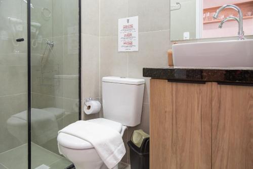 波苏斯-迪卡尔达斯Maravilhoso e elegante studio para casal PGO412的浴室配有卫生间、盥洗盆和淋浴。