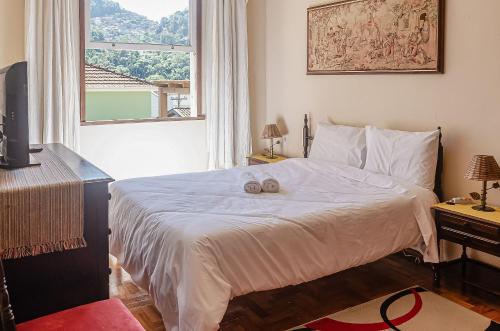 彼得罗波利斯Chamosa e aconchegante casa em Petrópolis VGL041的一间卧室配有一张床,上面有两条毛巾