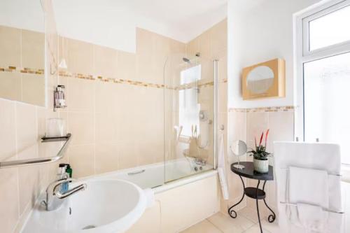 卡迪夫Room with Private Bath in Pontcanna的白色的浴室设有水槽和浴缸。