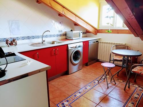 San Andrés del RabanedoBoleta A 5 minutos de León, casa con jardín的一间带红色橱柜和洗衣机的厨房