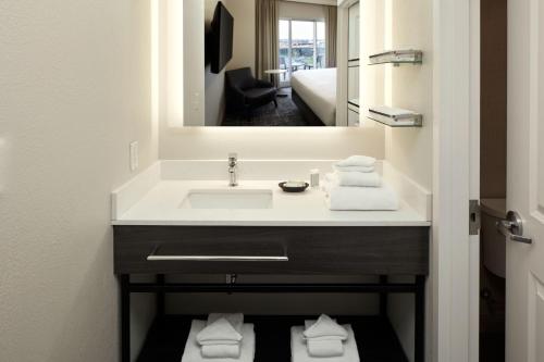 多瓦尔蒙特利尔机场万豪酒店的一间带水槽和镜子的浴室
