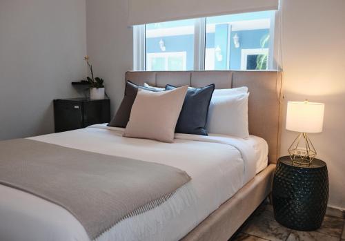 圣胡安珊瑚公主酒店的一间卧室设有一张大床和窗户
