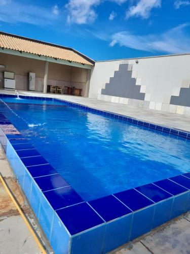 北茹阿泽鲁A B EVENTOS的一座建筑物边的蓝色瓷砖游泳池