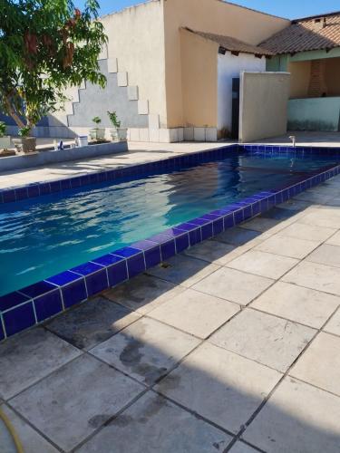 北茹阿泽鲁A B EVENTOS的一座带蓝色瓷砖的游泳池