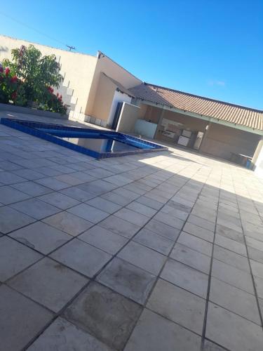 北茹阿泽鲁A B EVENTOS的享有带游泳池的房屋外的景致