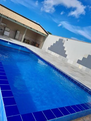 北茹阿泽鲁A B EVENTOS的一座房子前面的蓝色海水游泳池
