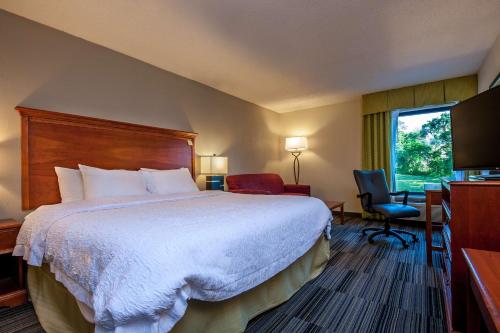 博林格林肯塔基州鲍灵格林汉普顿酒店的一间设有大床和窗户的酒店客房