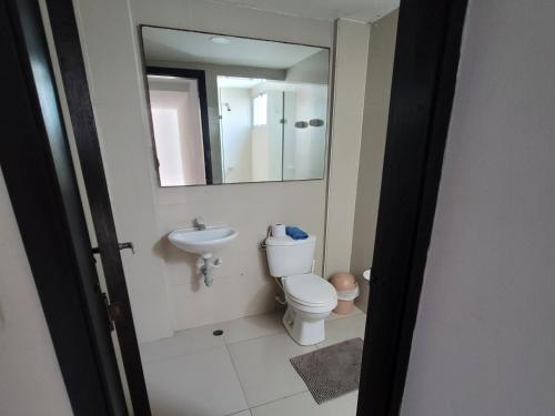 巴兰基亚Espectacular y amplio apartamento amoblado的一间带卫生间、水槽和镜子的浴室