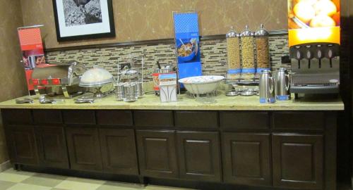 霍普霍普汉普顿套房酒店的厨房柜台上放着一堆电器