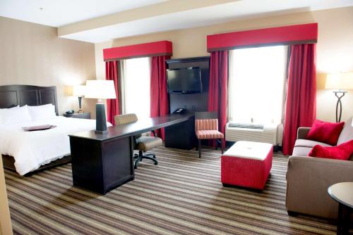 霍普霍普汉普顿套房酒店的配有一张床和一张书桌的酒店客房