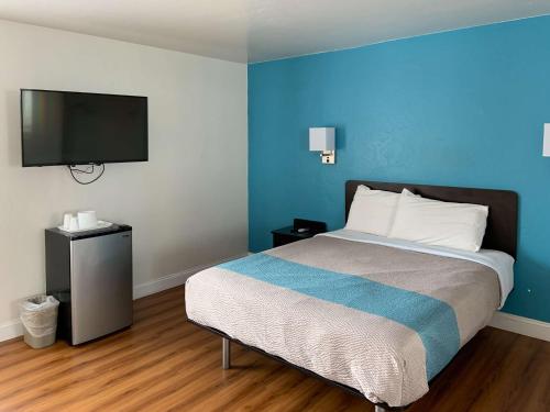 皮斯莫比奇皮斯莫海滩6号汽车旅馆 - 太平洋的一间卧室配有一张床和一台平面电视