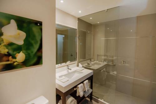 普埃布拉Hilton Garden Inn Puebla Angelopolis的浴室设有2个水槽和镜子